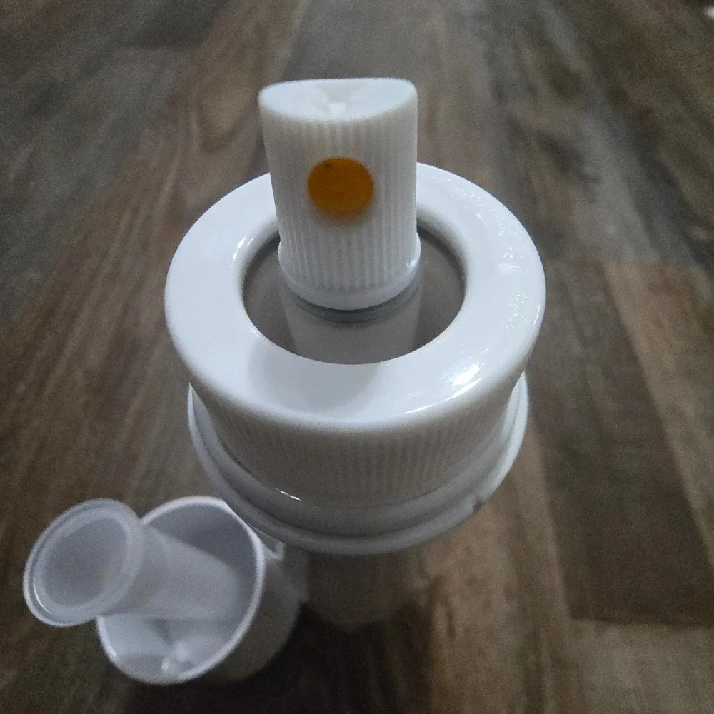 Pampered Chef Kitchen Spritzer Oil Dispenser  White Clear Modern Pump